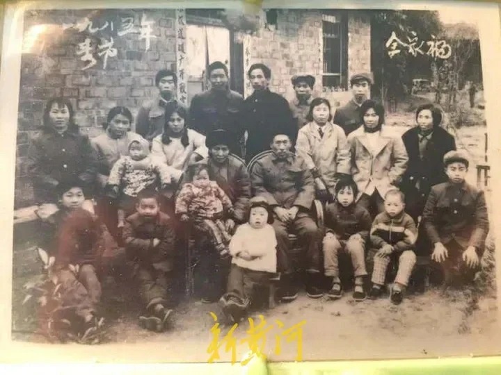 赵永勇凭一碟折耳根唤起来自四川的记忆,找回生父兼为母报仇。 赵永勇凭一碟折耳根唤起来自四川的记忆,找回生父兼为母报仇。