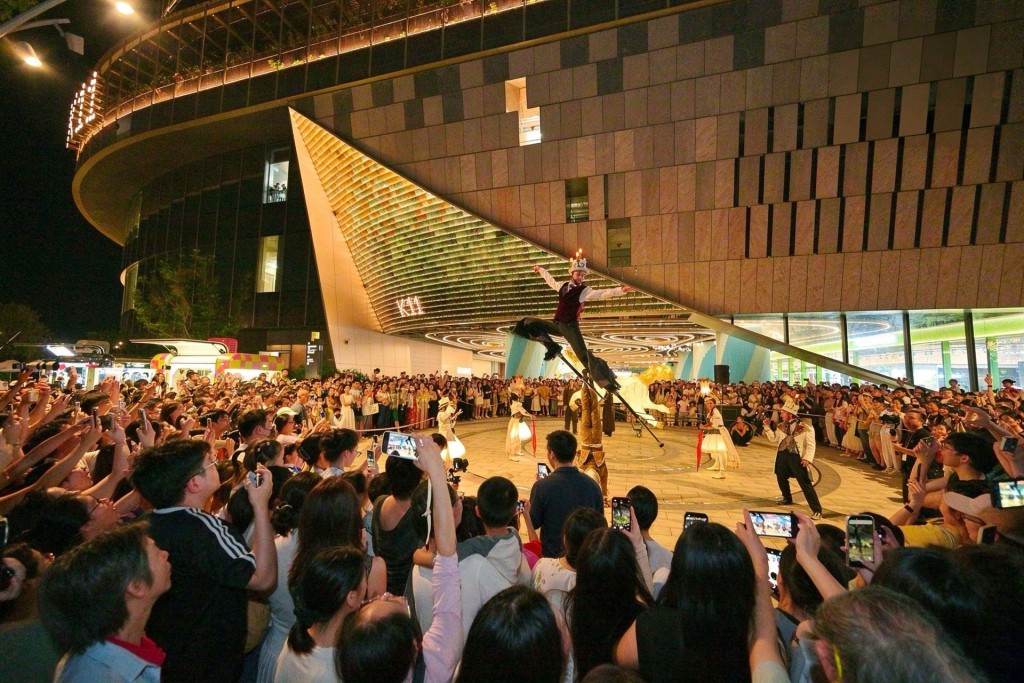 深圳K11 ECOAST邀請法國劇團Remue Ménage在中秋假期演出《Le Bal月下舞會》，為首次於內地公開亮相。