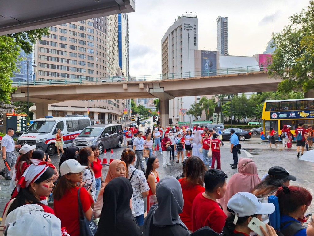 香港女足友赛印尼女足，令到港会球场爆满。 陆永鸿摄