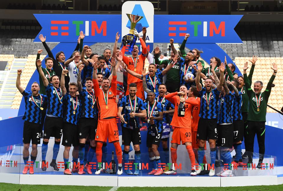 國米除了奪得上季意甲冠軍(上圖)，今季季中亦擊敗祖雲達斯捧走意大利超級盃(下圖)。