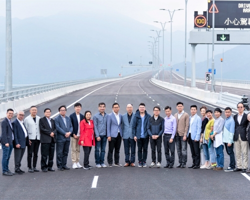 立法會交通事務委員會昨日視察港珠澳大橋香港口岸及香港連接路。資料圖片