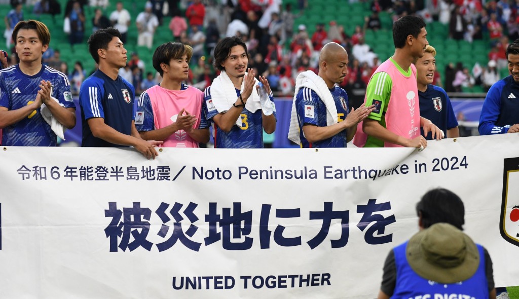 日本隊賽後拉Banner為地震災民打氣。 吳家祺攝