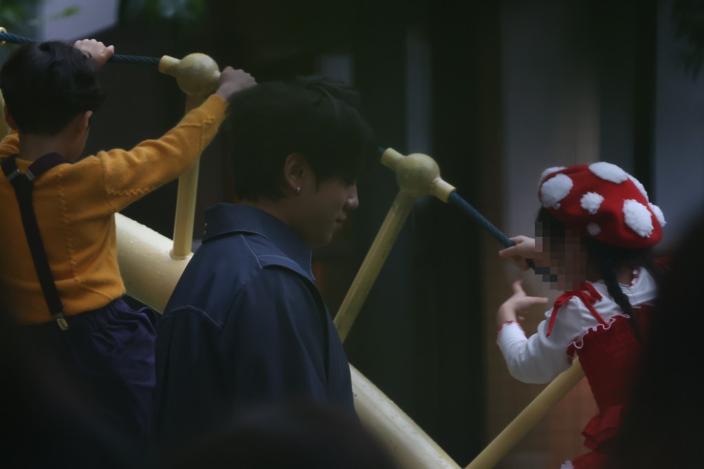 姜濤望住小朋友玩耍時，流露出溫柔眼神。