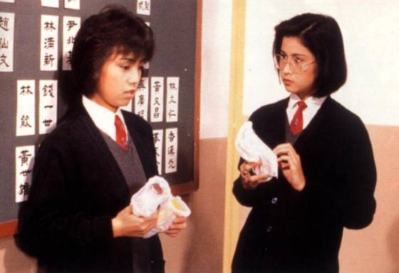 邓萃雯与邵美琪（右）在1985年剧集《开心女鬼》中合作。