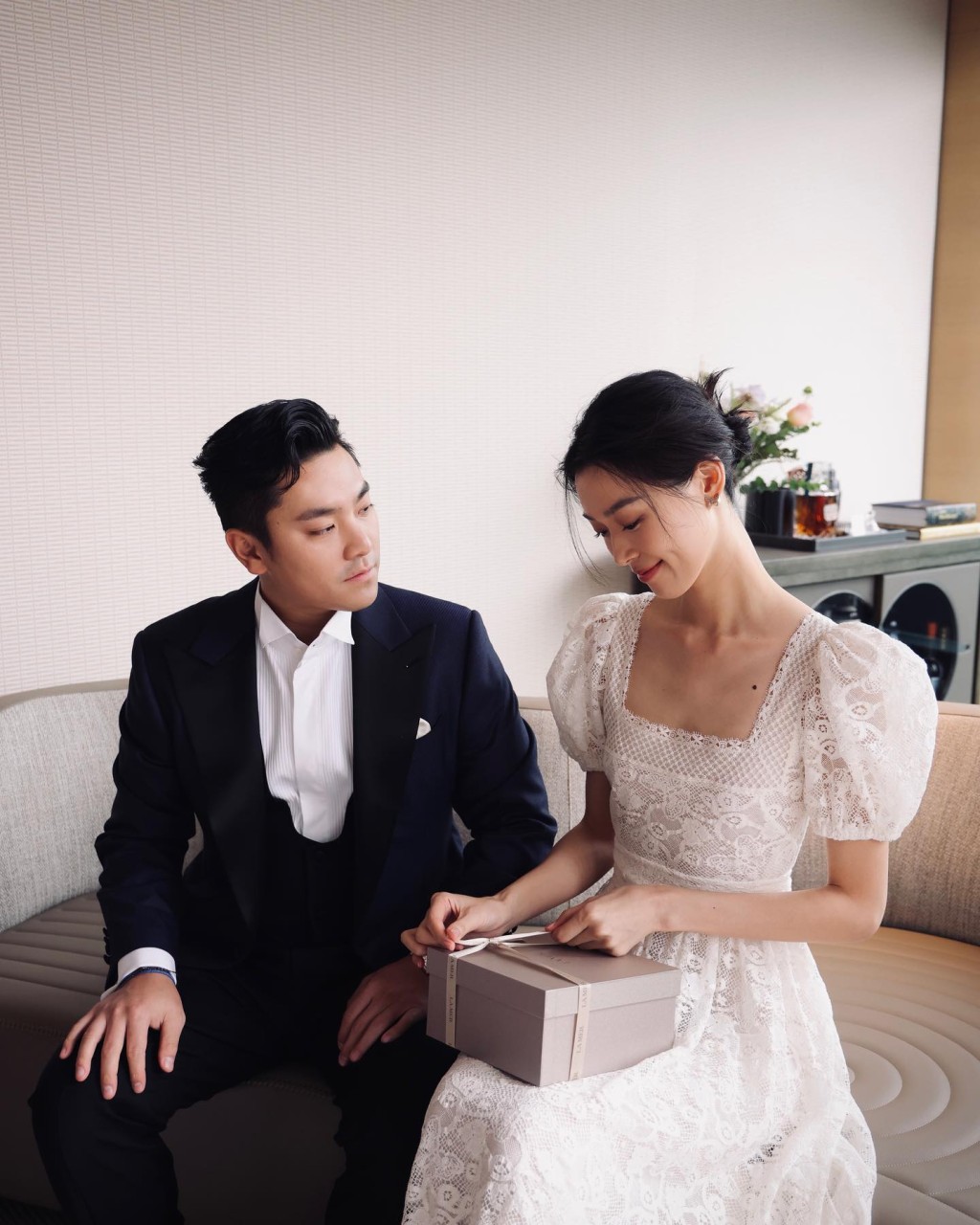 金马影后张艾嘉的儿子王令尘（Oscar）与内地超模游天翼于本月2日在香港丽晶酒店举行婚礼。
