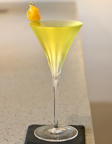 虛空 $120酒色是柔和亮麗的淡黃色，混合黃蕁麻酒、綠蕁麻酒及乾身雪莉酒，散發多種香草味道。