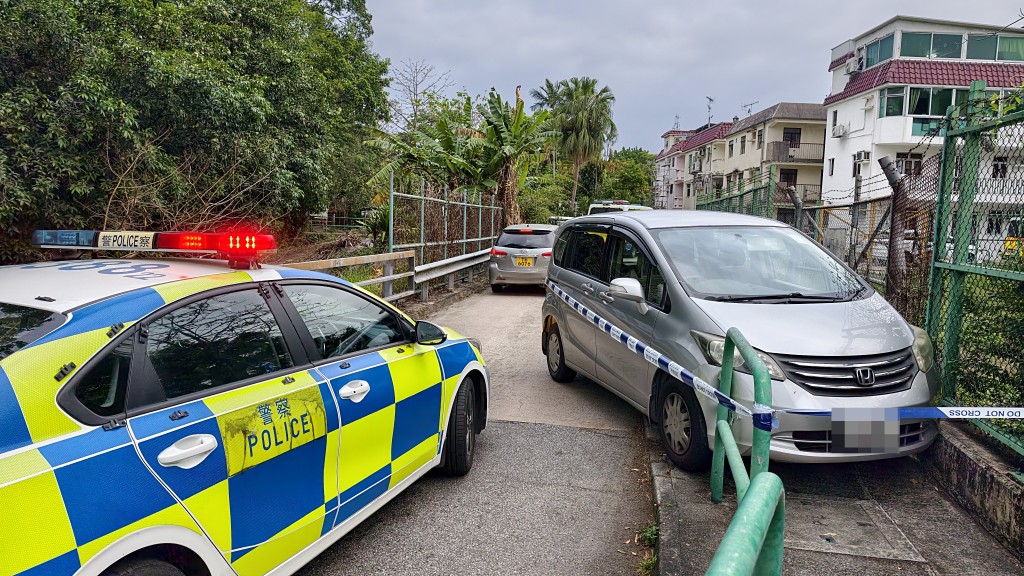 私家車失控撞欄翻側。黃文威攝 私家車失控撞欄翻側。黃文威攝