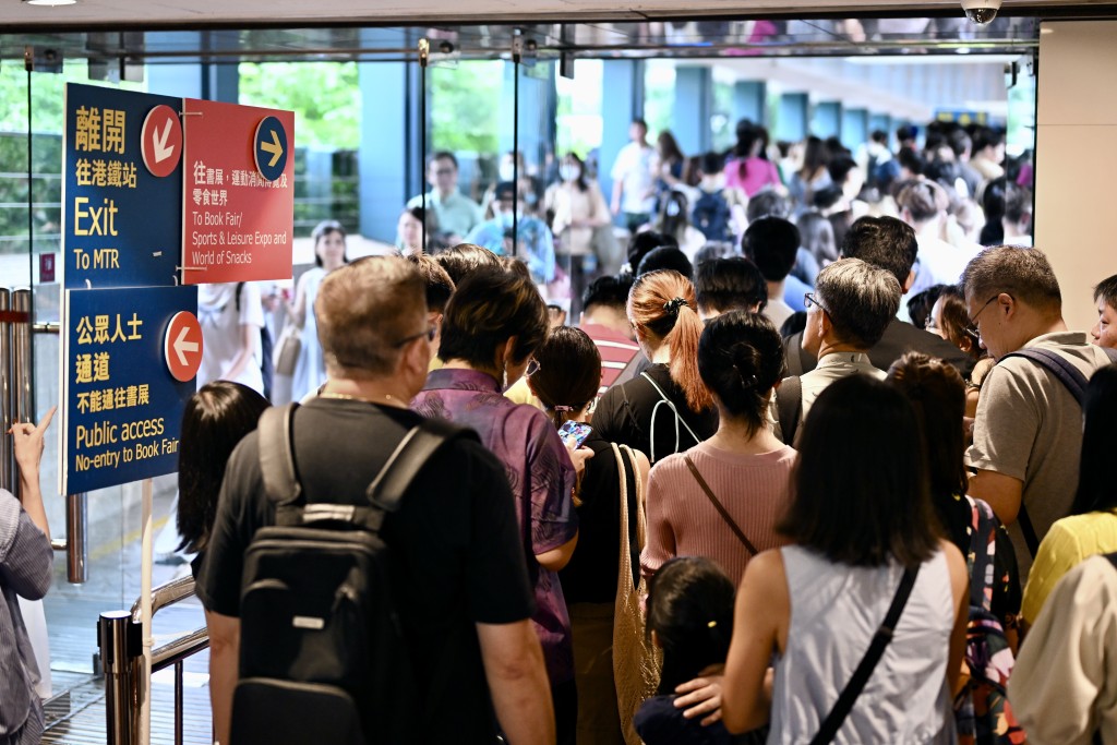 港鐵站通往會展的廊橋亦人頭湧湧。劉駿軒攝 港鐵站通往會展的廊橋亦人頭湧湧。劉駿軒攝