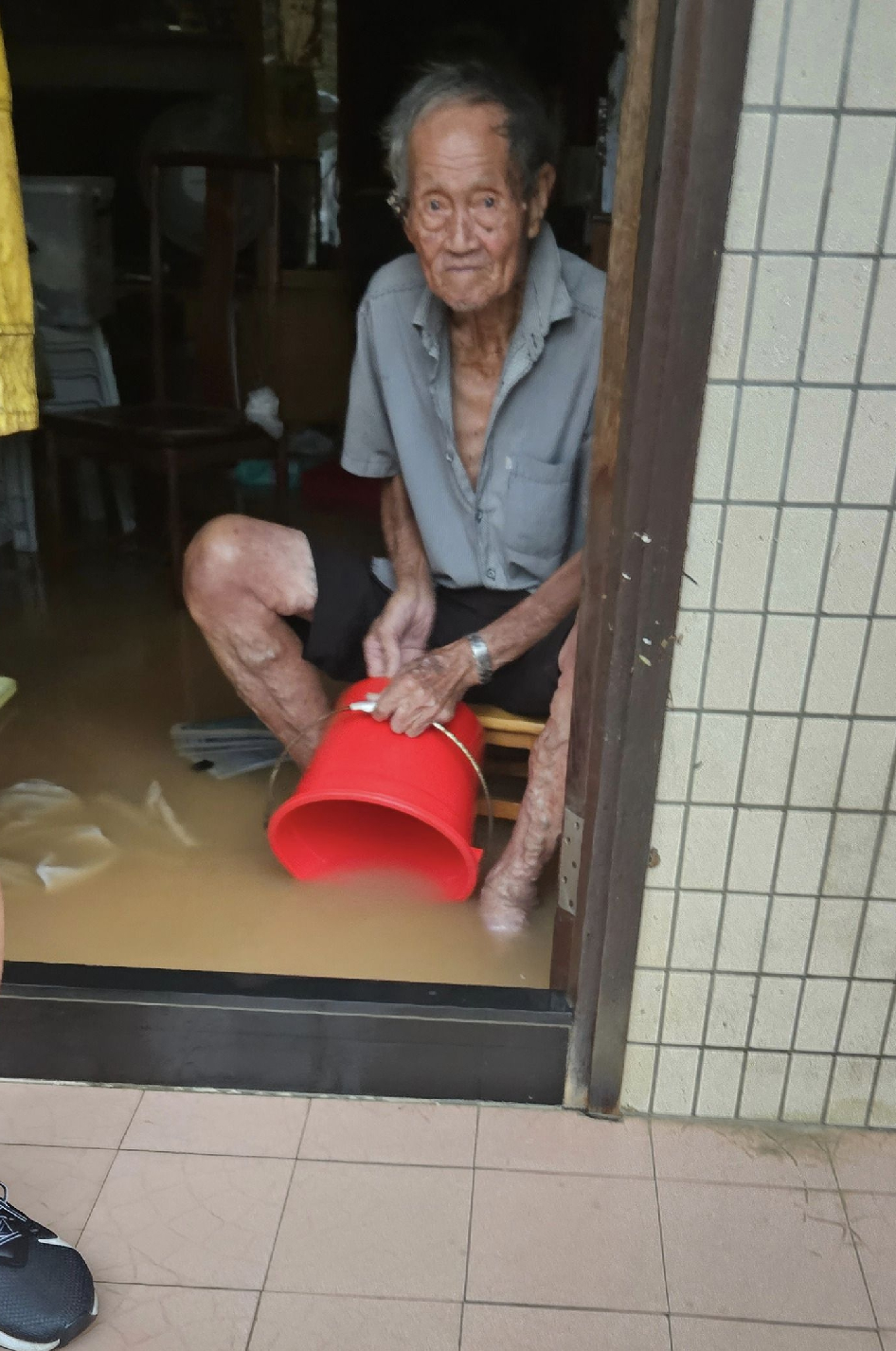 岛上年迈村民清理屋内积水。离岛区议员刘舜婷FB