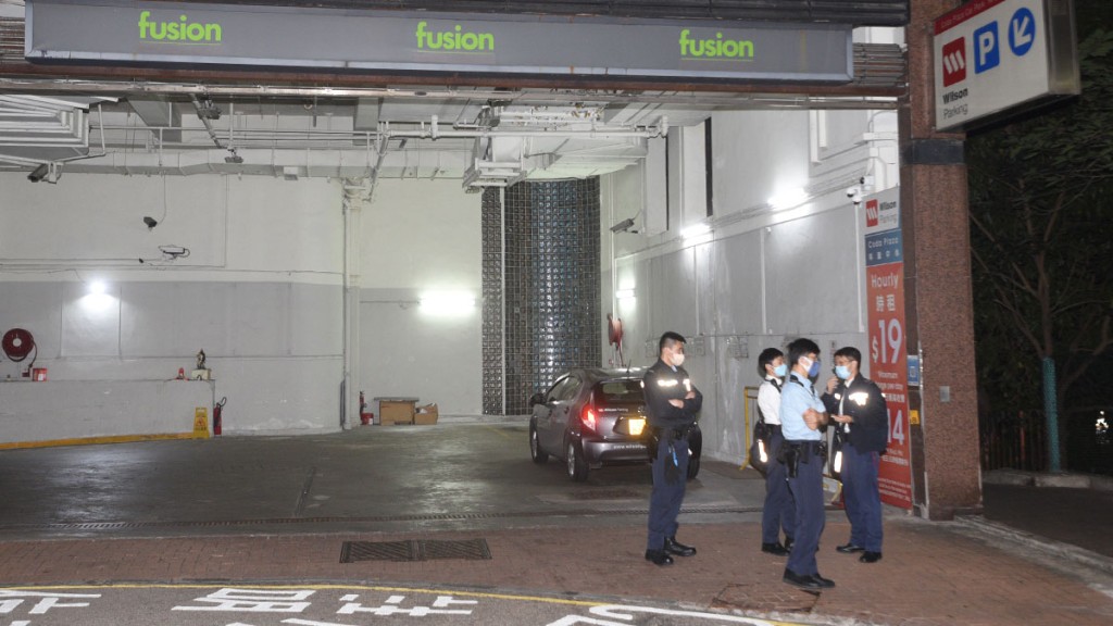 警方到場調查,但未有發現涉事七人車的蹤影。