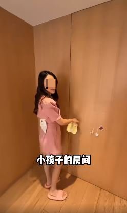 点击睇港漂靓妈月租6位数的香港星级豪宅上层，其一是小朋友房间。