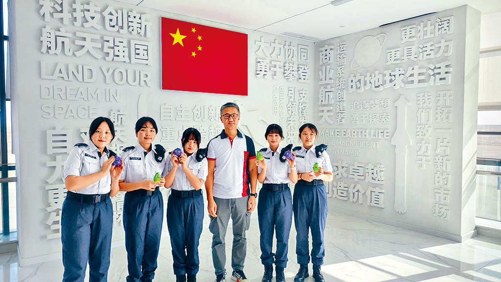 警務處處長蕭澤頤（左四）帶領少年警訊到訪中國酒泉衛星發射中心。