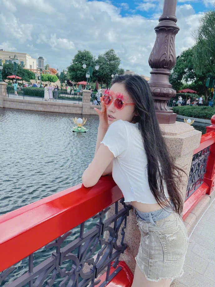 弗到漏身材表露無遺。