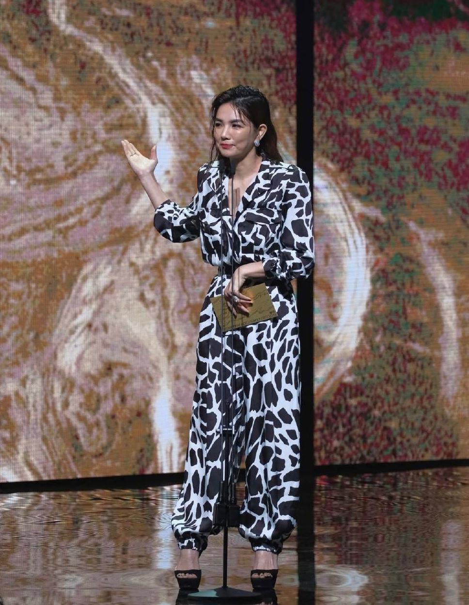 Ella頒獎時玩幽默。