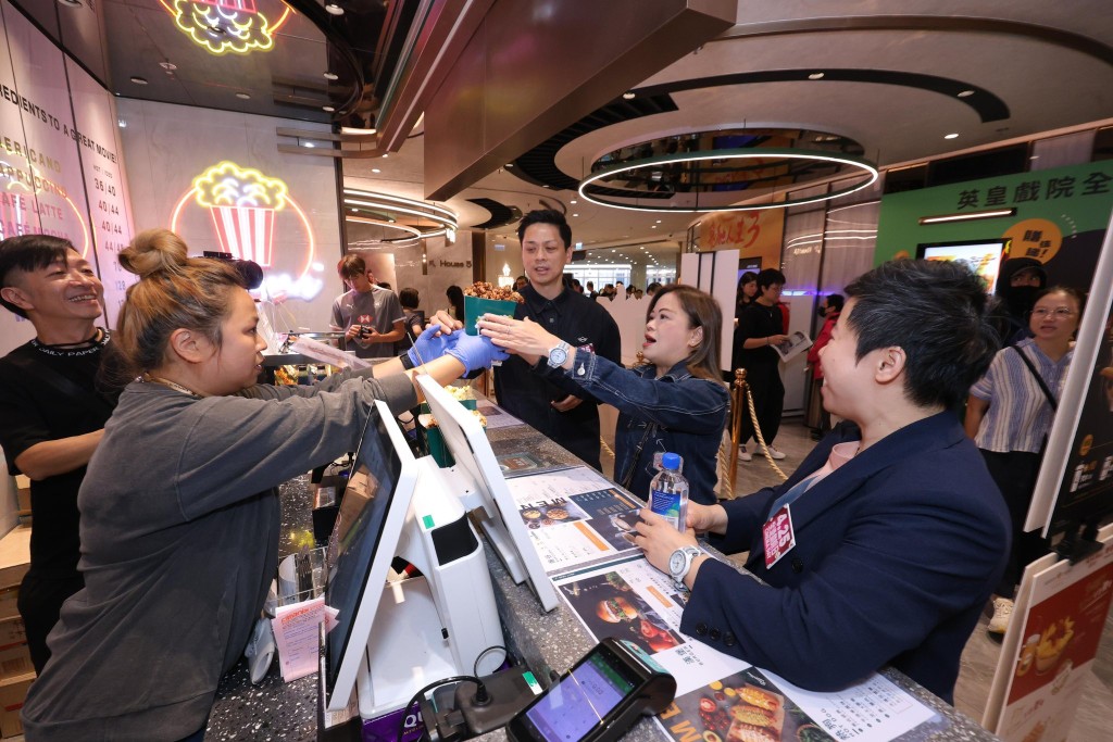 罗淑佩形容「边看戏边吃爆谷更是独有享受」。罗淑佩fb