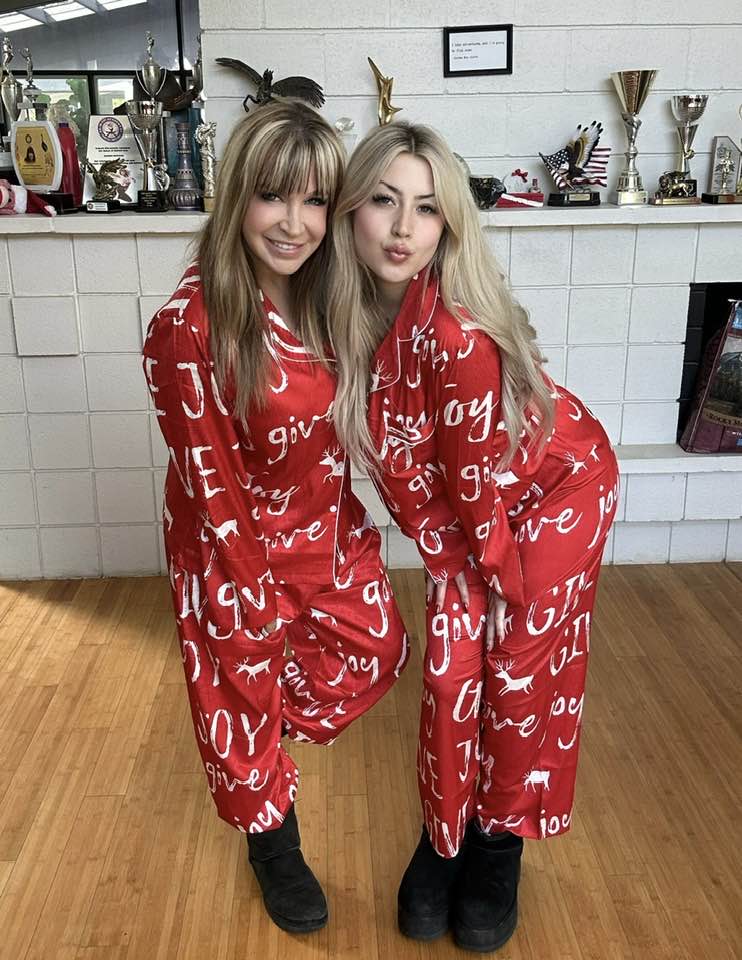 罗芙洛（左）再于Facebook分享母女合照，两人贯彻圣诞传统穿上充满节日气氛的睡衣。