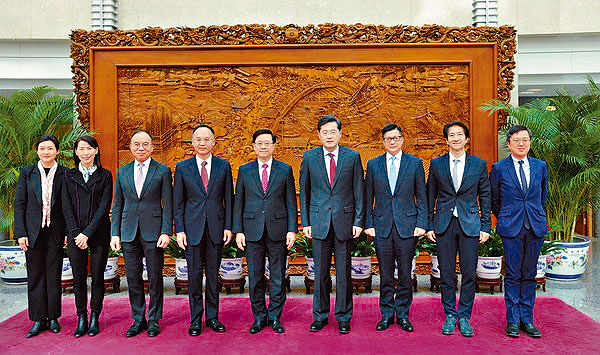 特首李家超(左五)、政制及內地事務局局長曾國衞(左三)、保安局局長鄧炳強(右三)訪外交部,與國務委員兼外長秦剛(右四)合照。