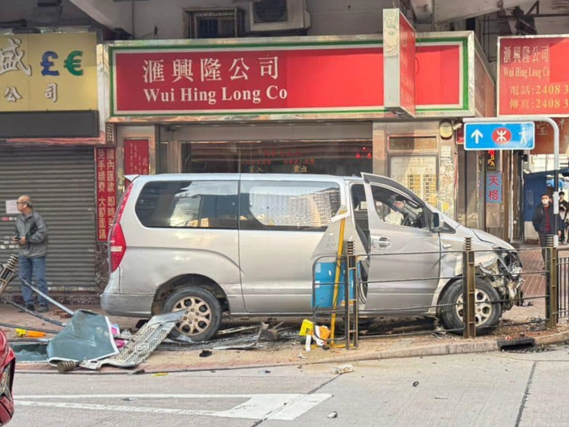 客貨車車頭嚴重受損，一段欄杆被撞毀。FB：馬路的事討論區