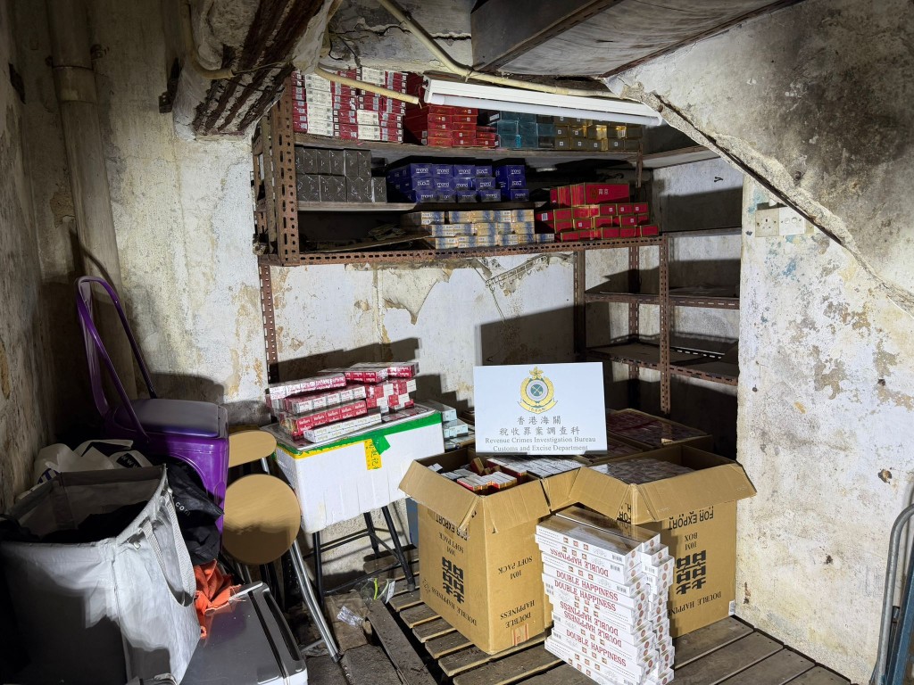 海关捣破深水埗两个私烟储存仓库及一个售卖私烟档摊。
