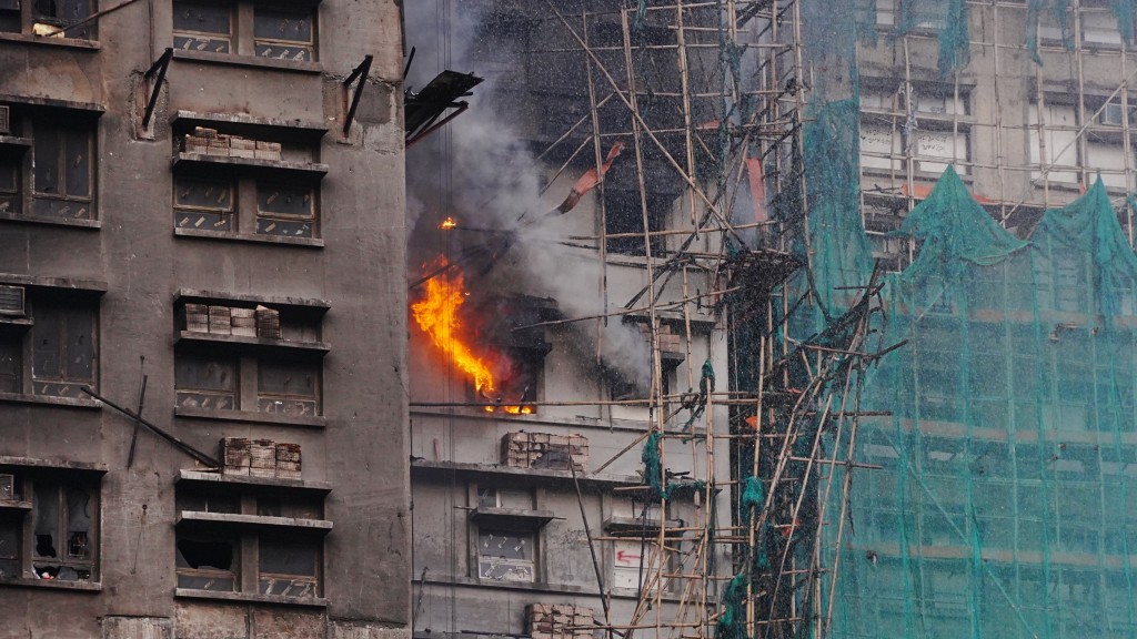 勞工處指自2024年7月起，多次就宏福苑維修工程作工作安全巡查，至2025年11月期間，對宏福苑工程共進行了16次巡查工作，核查地盤的安全措施，包括查看宏福苑棚架上鋪設保護幕(俗稱「棚網」)產品質量證書是否符合勞工處要求。汪旭峰攝