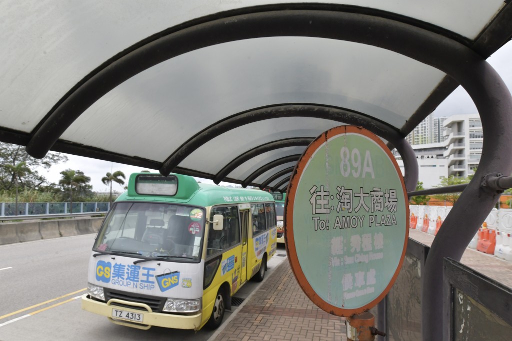 该处亦有更多巴士小巴路线，例如89A小巴前往淘大商场。陈极彰摄