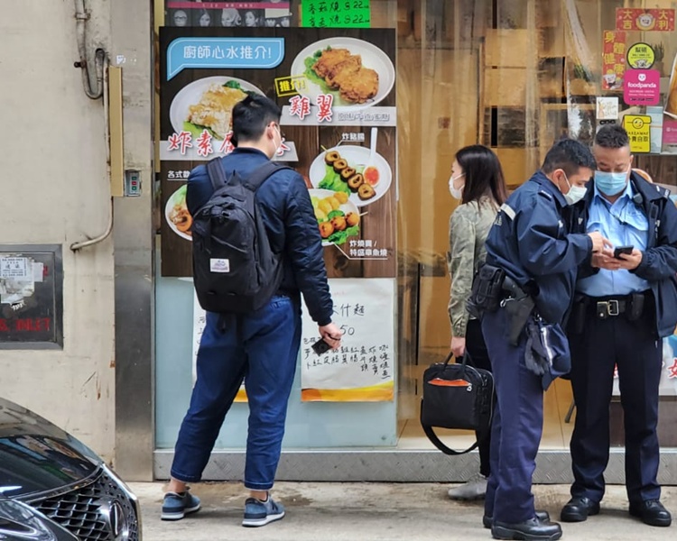 警方調查事件。