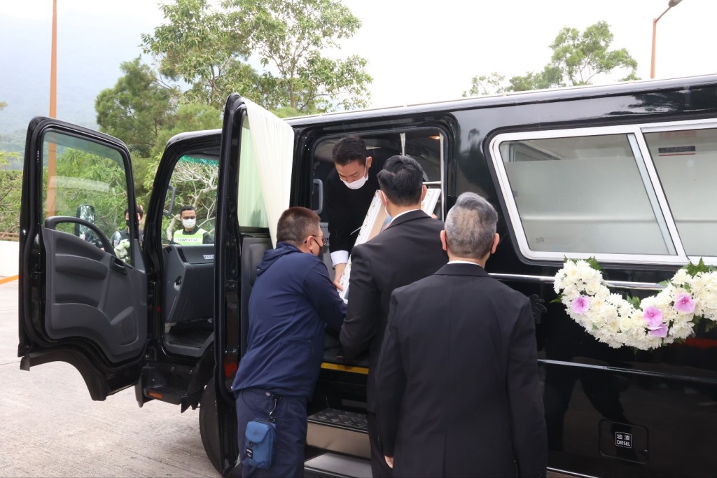 劉德華下午抵達火葬場。