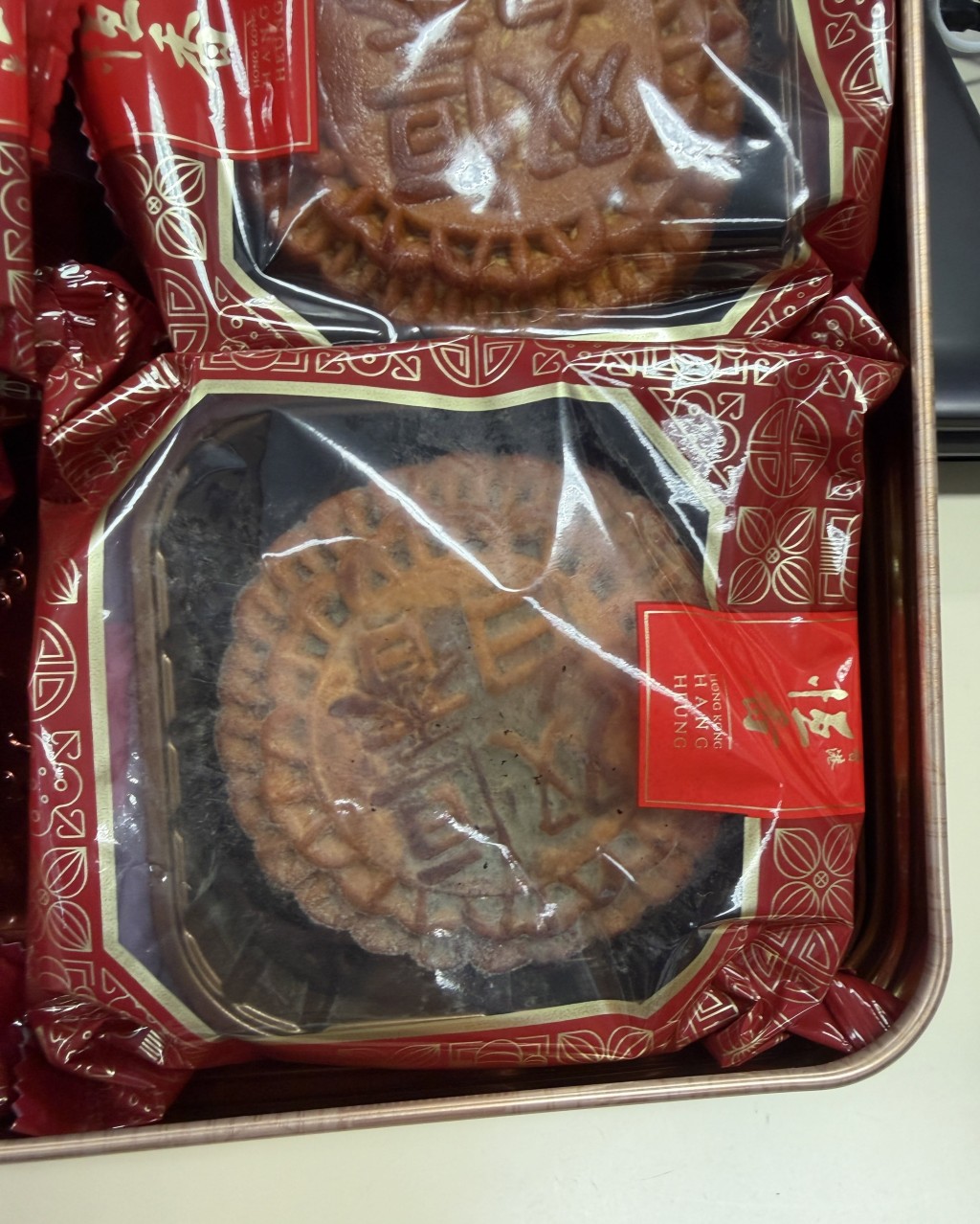 有多位購買了百年老字號「恆香老餅家」月餅的客人,打開卻驚見包裝內的月餅「發霉」。iccirrrrrr@Threads 有多位購買了百年老字號「恆香老餅家」月餅的客人,打開卻驚見包裝內的月餅「發霉」。iccirrrrrr@Threads