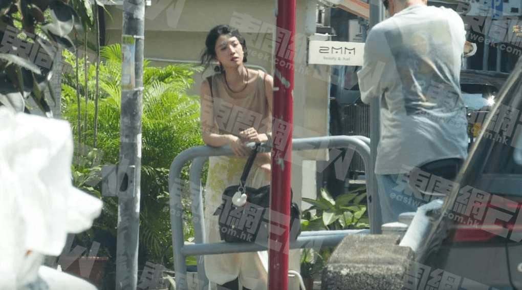 早前，女助手為了幫蔡思貝捕捉最佳角度，不惜擒高擒低，甚至一度冒險企在車來車往的馬路上拍照，場面驚險萬分！（《東周刊》圖片） 
