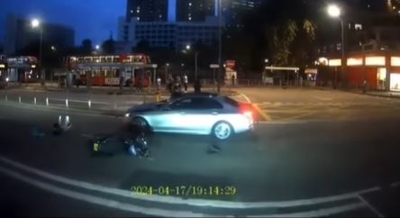鐵騎士被撞飛拋上私家車「大銀幕」，再反彈跌在地上。fb交通意外求片區影片截圖