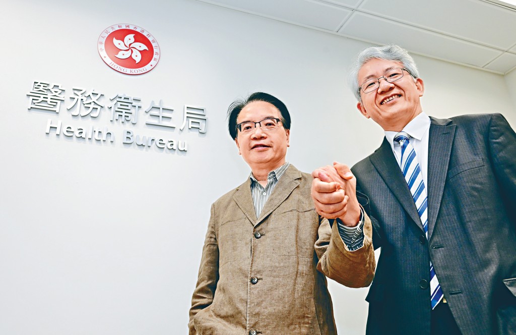 卞兆祥（右）指，中醫醫院為本港開拓過去未有的「住院治療」模式，對培訓中醫人才及臨床科研是「歷史性的跨越」。張偉麟稱，使用巿場導向住院服務者，可選擇住1至3人房，政府資助病床則大部分屬6人房。