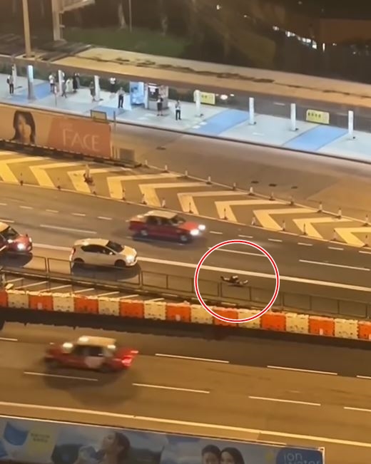 男子躺在馬路中心。fb車cam L（香港群組）影片截圖