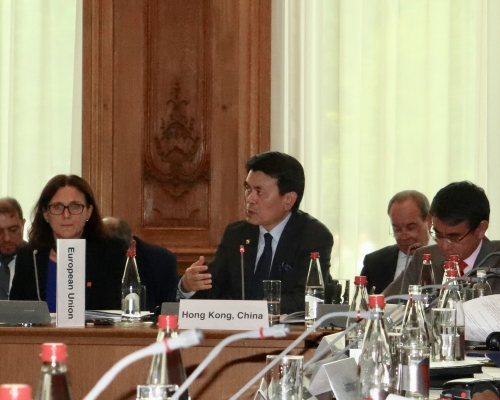 商务及经济发展局局长邱腾华（前排中）。 政府图片