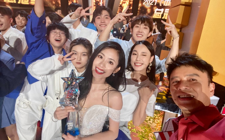 伍珂玥奪冠與導師及學員合照。