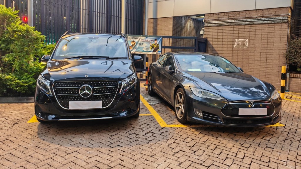 警放蛇打擊白牌車 拘兩司機拖走兩車