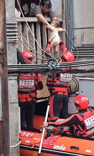 7月6日,廣西南寧市武鳴區出現內澇,有住宅一樓被淹,二十餘名居民出行受困,其中一名嬰兒急需外出就醫被救。 廣西消防 7月6日,廣西南寧市武鳴區出現內澇,有住宅一樓被淹,二十餘名居民出行受困,其中一名嬰兒急需外出就醫被救。 廣西消防