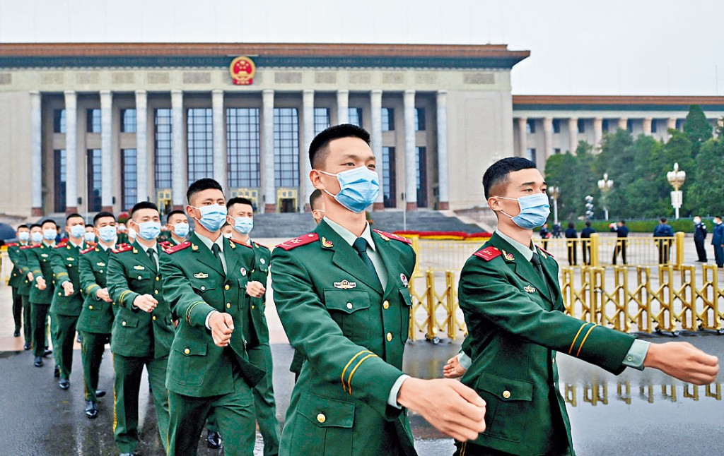 ■解放军代表出席纪念辛亥革命一百一十周年大会。