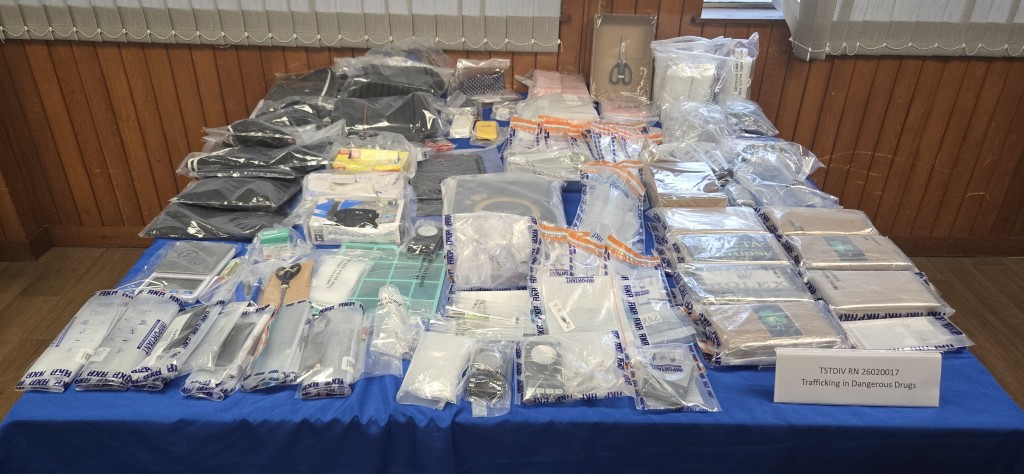 警方展示檢獲的各類毒品。 