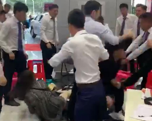 网传一对情侣拿3只「八万」麻将买车被殴，警方辟谣回应指是一对母子在武汉买车时与销售员发生争执。
(网图)