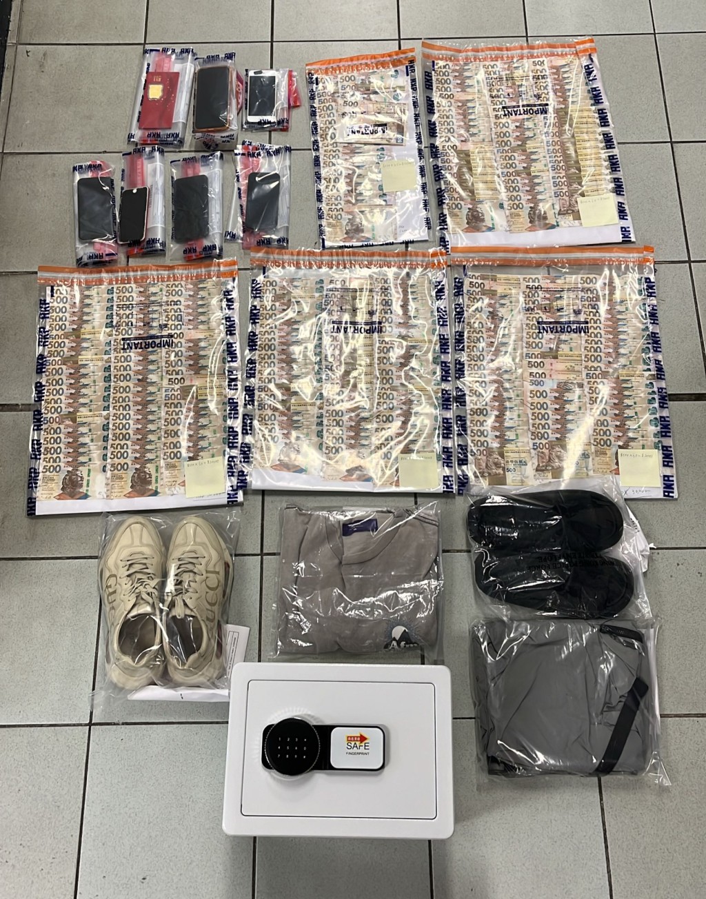 警方在被捕人家中起回现金约13万元。警方提供