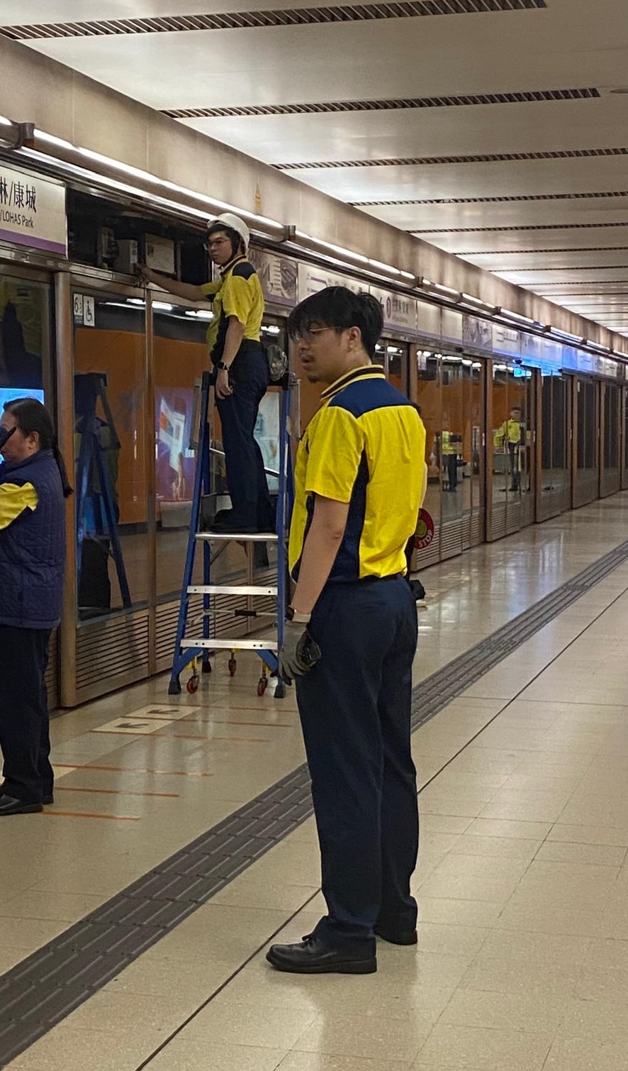 港鐵人員拆開幕門上蓋維修。