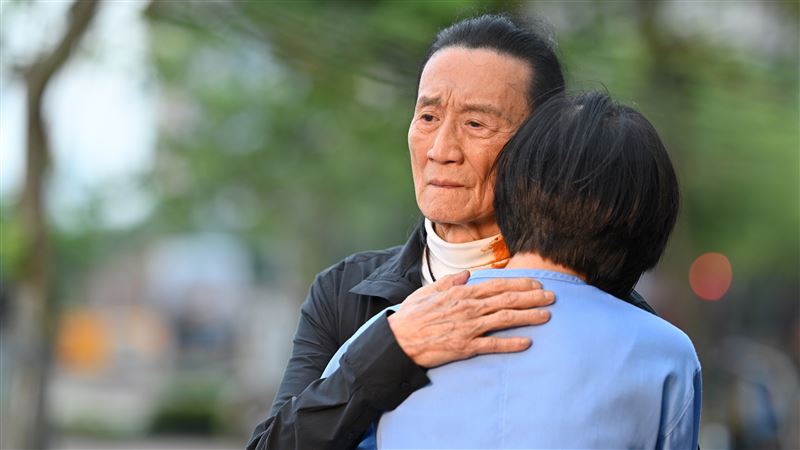 年邁長者買樓全是為了女兒著想。 (《殺出個黃昏》劇照) 年邁長者買樓全是為了女兒著想。 (《殺出個黃昏》劇照)