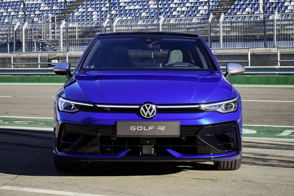 改良新版福士Volkswagen 8代半Golf R首發，馬力增強、跑得更快、造型更惡、裝備升級全是改良版革新亮點。