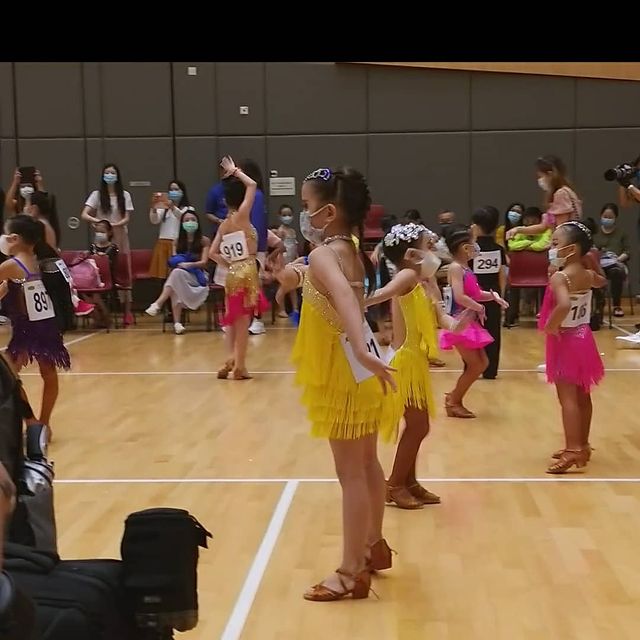 小小年紀的晴晴Alexandra，多才多藝，懂空中瑜伽、拉丁舞及彈琴。（圖片來源：IG@dellapietraalexandra）