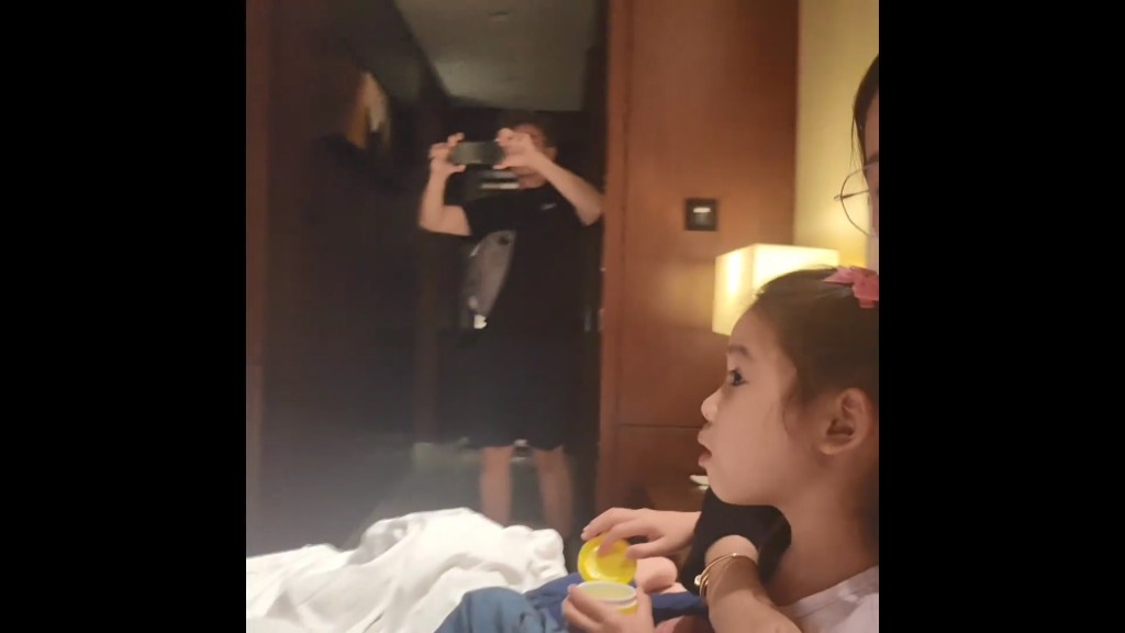 陳豪最近在深圳拍《企業強人》，陳茵媺湊三個子女返深圳，舉家在酒店房內睇首播。