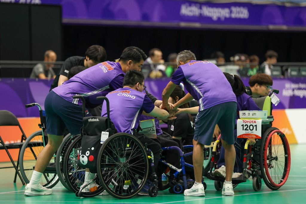 陈柏麟、龙子健及杨晓林与团队在赛中打气。照片由中国香港残疾人奥委会提供
