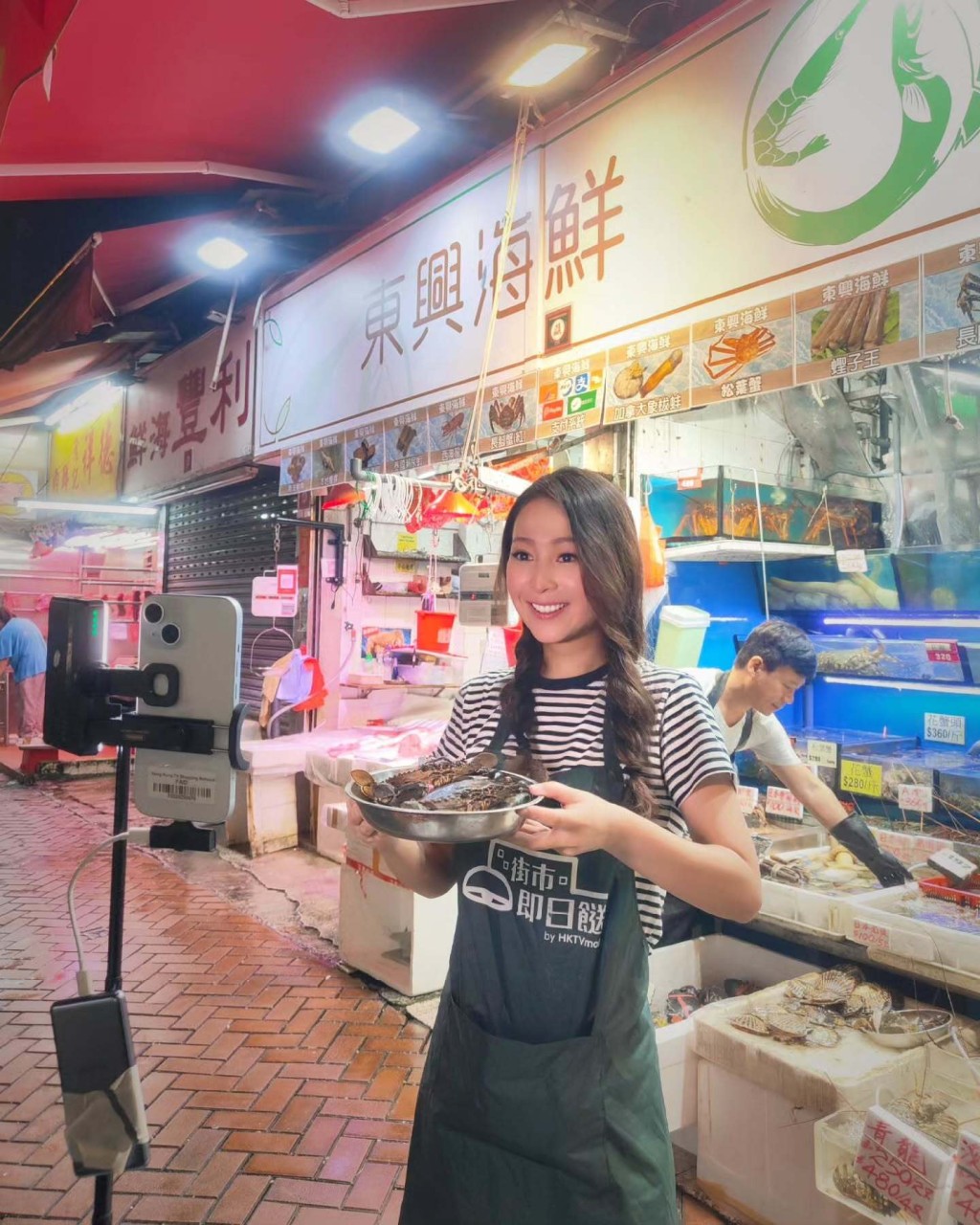 阿七穿上圍裙淡妝上陣。 阿七穿上圍裙淡妝上陣。