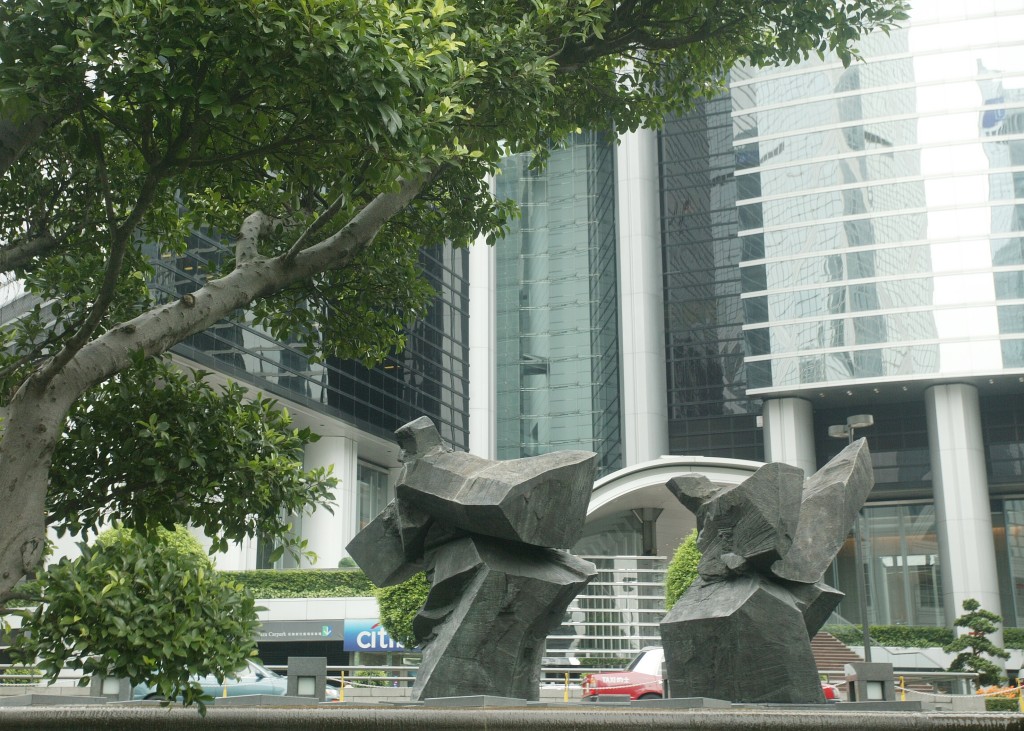 贝聿铭设计中银大厦时，坚持放朱铭的雕塑，中国银行却觉得用台湾人的东西说不过去。经过两年周旋，最后由徐展堂买下雕塑「和谐」，送给中国银行，才算解决。（图片来源：星岛图库）