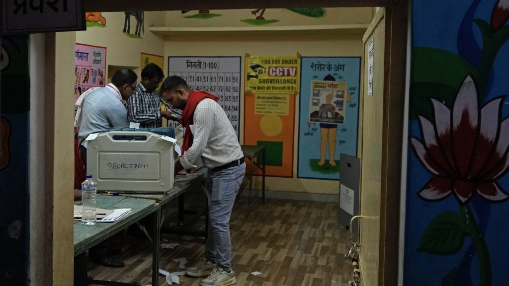印度瓦拉那西一個票站周六在投票結束後鎖起電子投票機。 美聯社