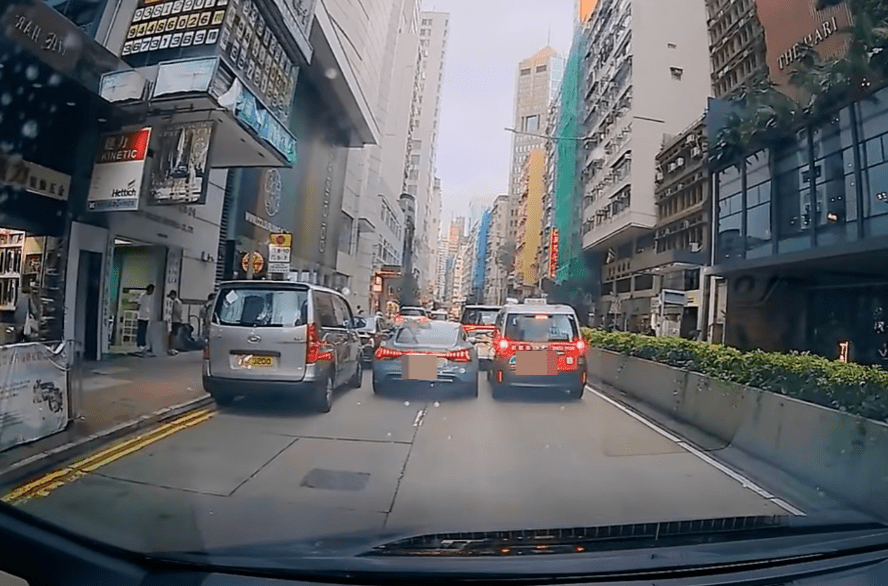 Audi司機突然從右邊車窗伸出手,拉開的士左後方乘客車門。 Audi司機突然從右邊車窗伸出手,拉開的士左後方乘客車門。
